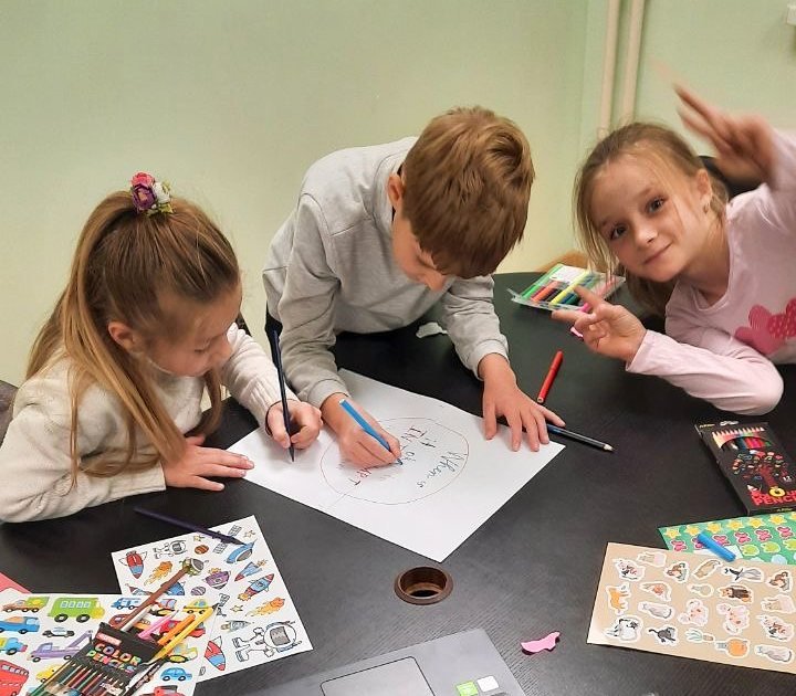 Діти малюють і пишуть англійською на занятті в Boiko School